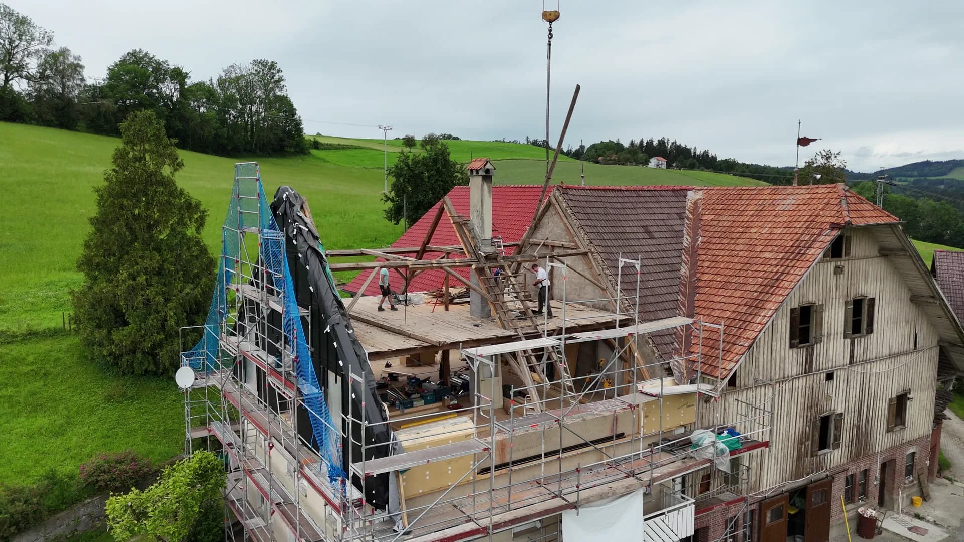 Team bei der Arbeit am offenen Dach