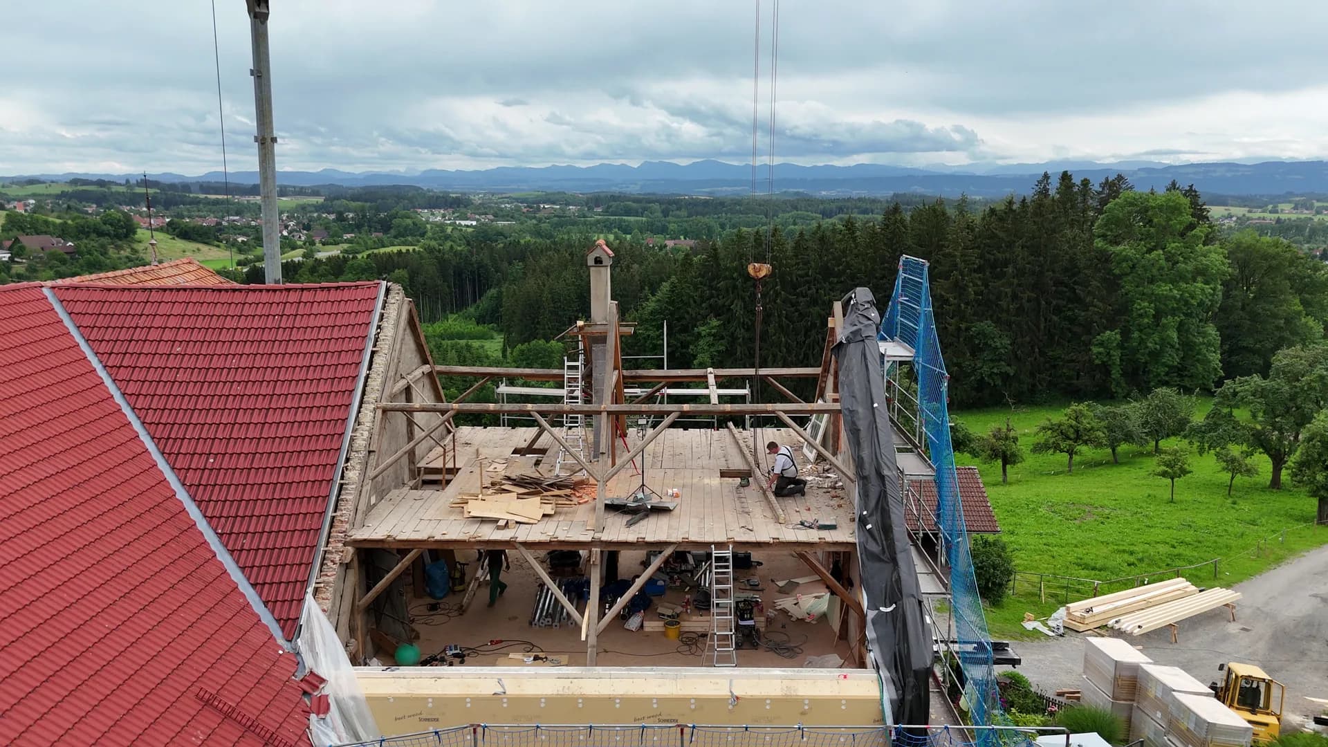 Offenes Tragwerk mit Alpenpanorama